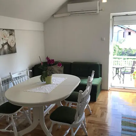 Apartman Camo