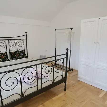 Apartman Camo